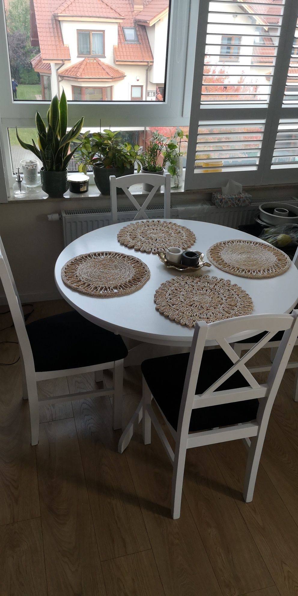 Stół okrągły biały drewniany i 4 krzesła
