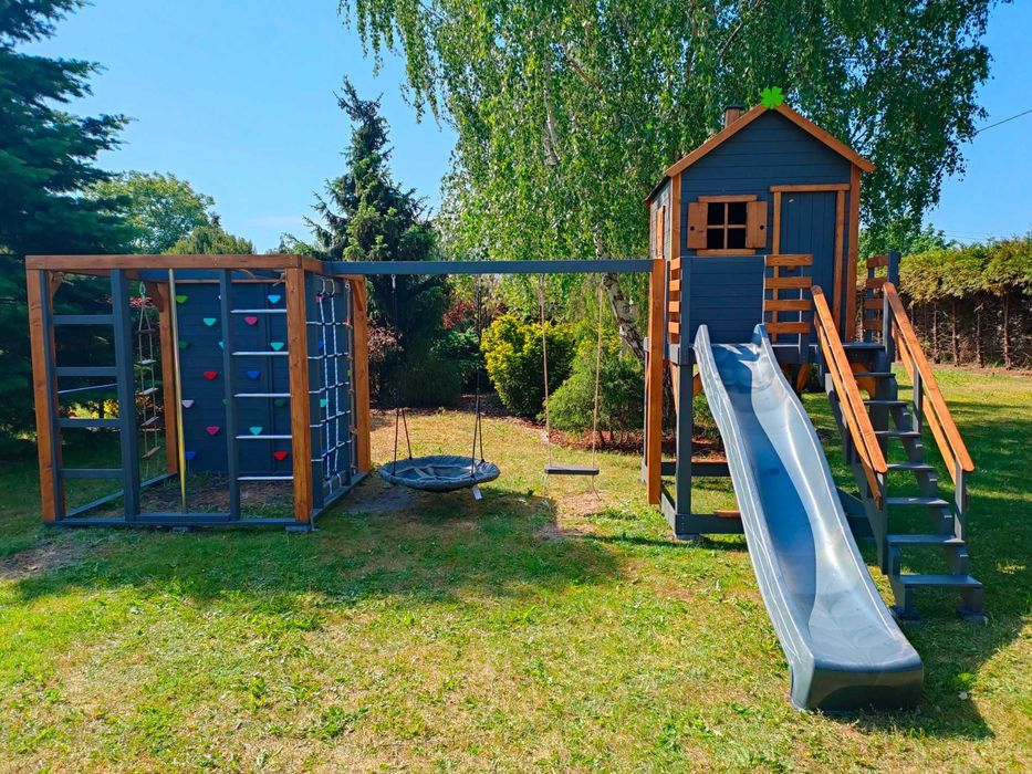 Domek prosty/krzywy z małpim gajem i huśtawkami