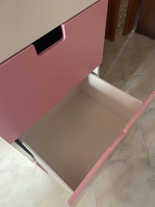 Comoda com bastante espaço para roupa