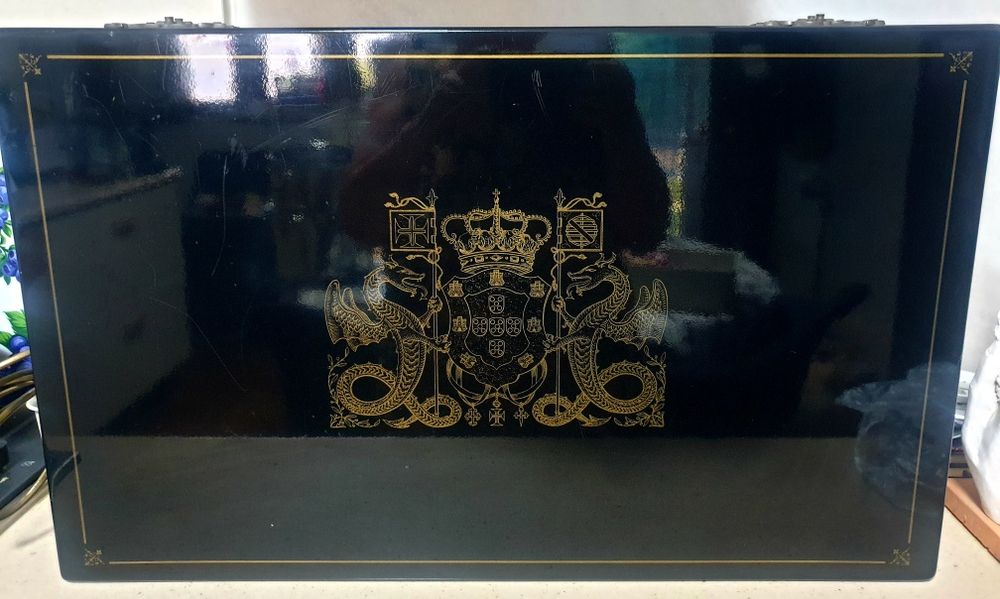 Fantastico grande estojo de moedas colecções Philae lacado e dourado