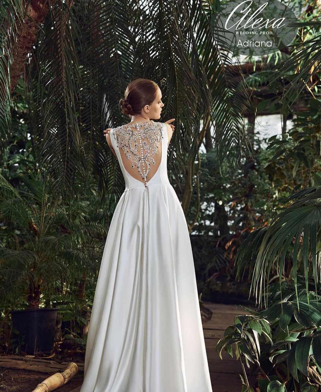 Весільна сукня з атласу