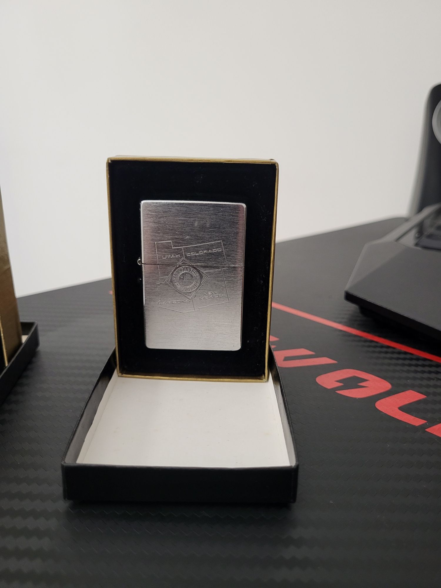 Zippo Marlboro prateado.
