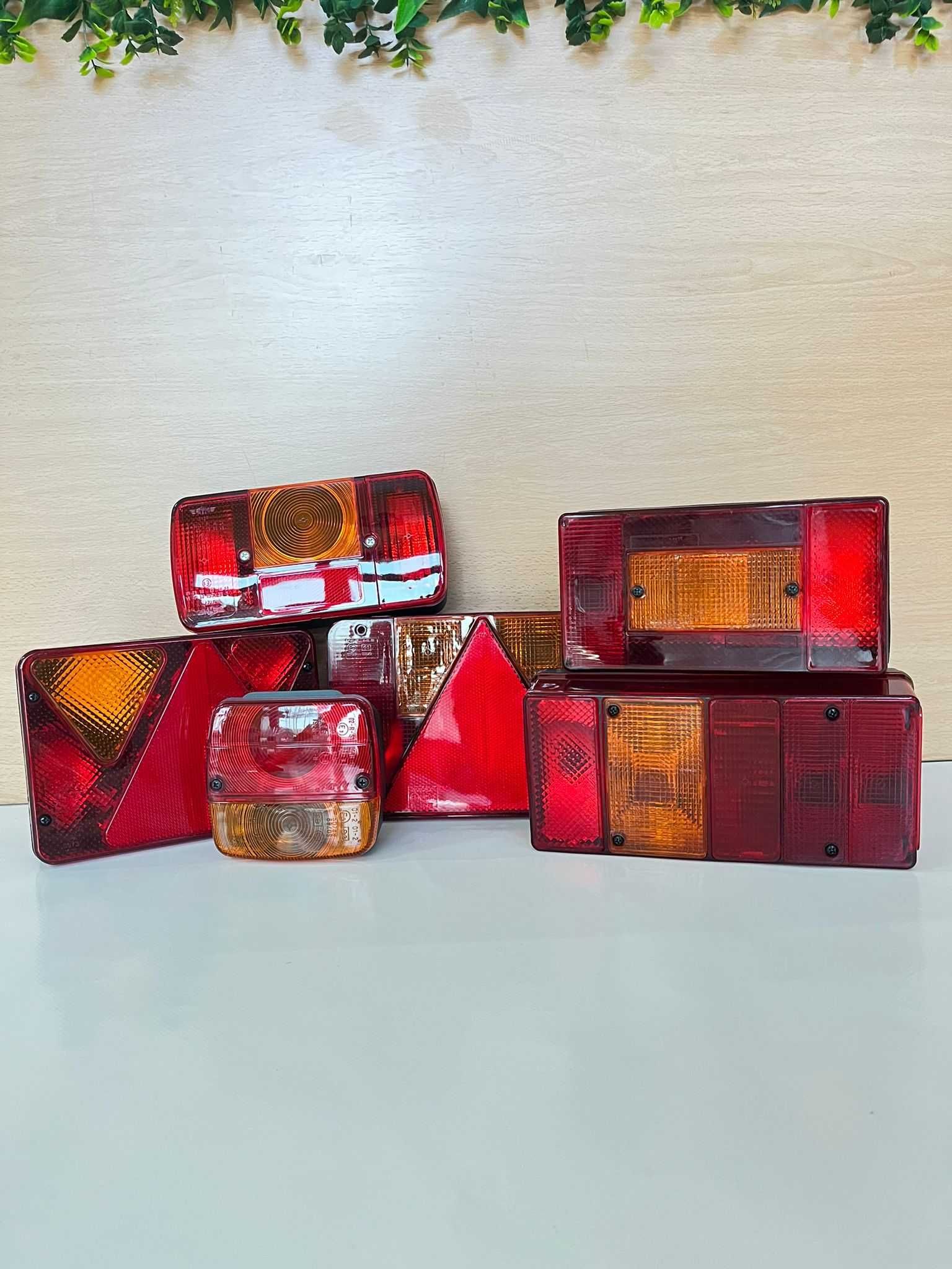 Rodas, Cabeçotes, Farolins , Bolas de engate para atrelados .