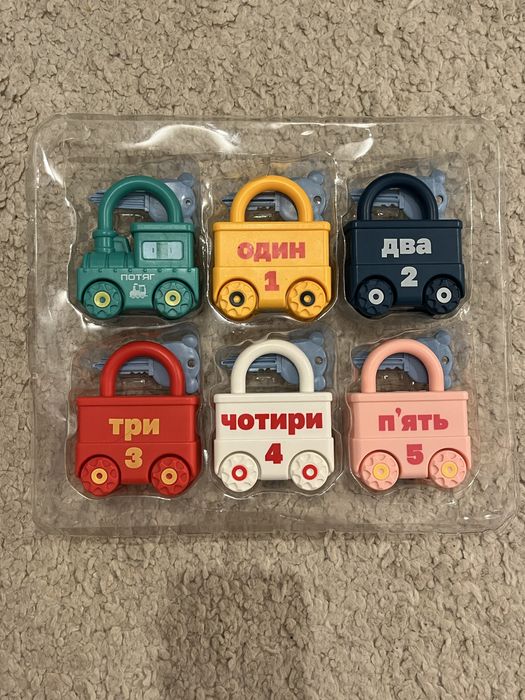 Розвивальна іграшка Замочки поїзд із вагончиками