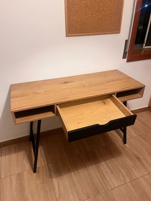 Secretária ABBETVED – estrutura preta e tampo em cor de carvalho – 70€