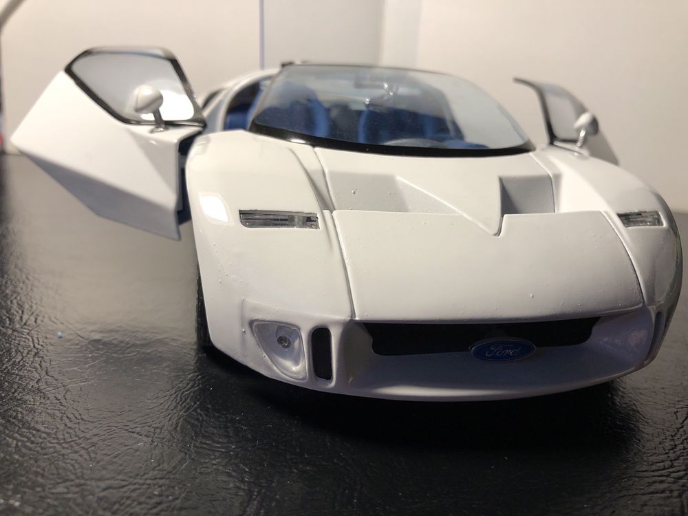 Model samochodu FORD GT90 V12 w skali 1/18