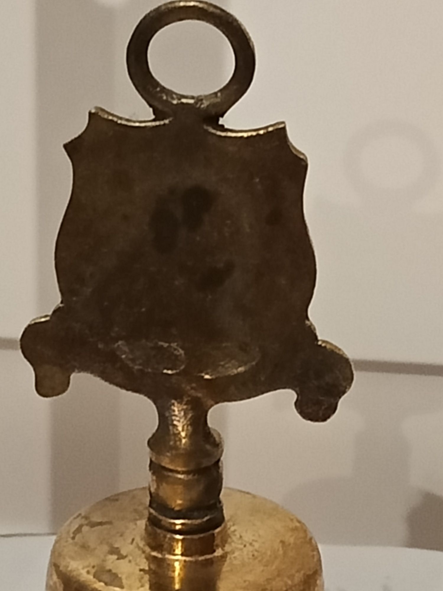 Dzwonek stołowy wykonany z mosiądzu