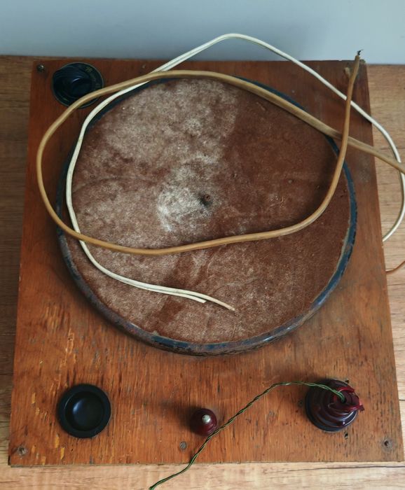 Stary sprawny gramofon