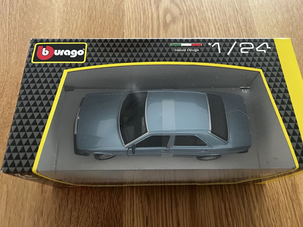 Minatura mercedes 190 burago 1/24