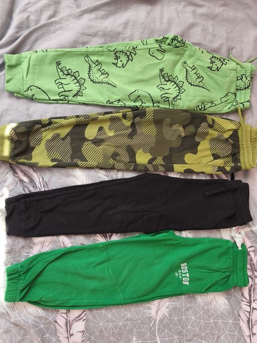 Spodnie dresowe rozmiar 122 4 sztuki