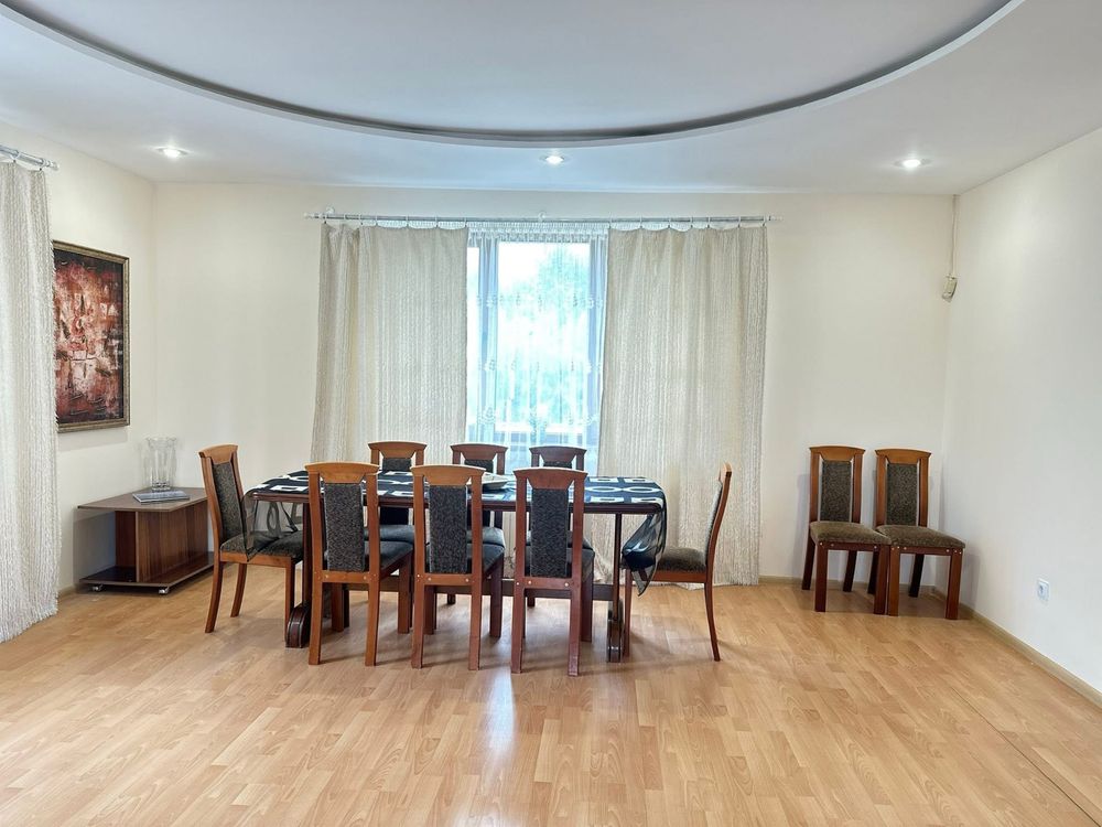 Оренда сімейного будинку біля міста — 300 м²