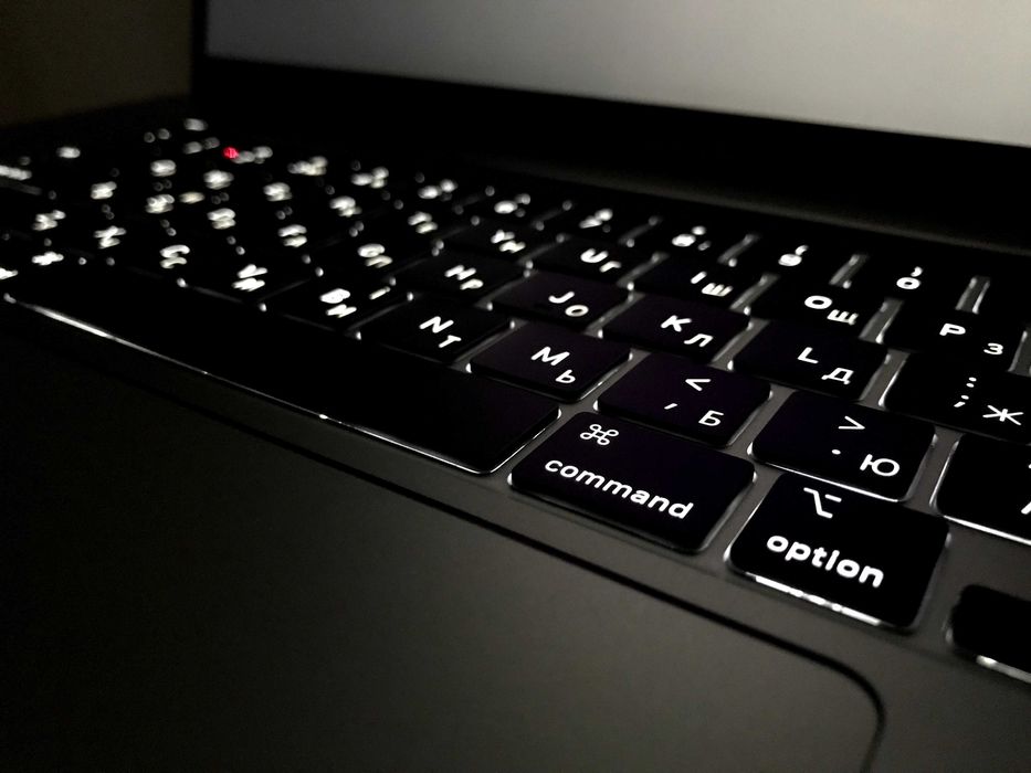 Лазерне Гравірування клавіатури Apple Macbook Air та Macbook Pro