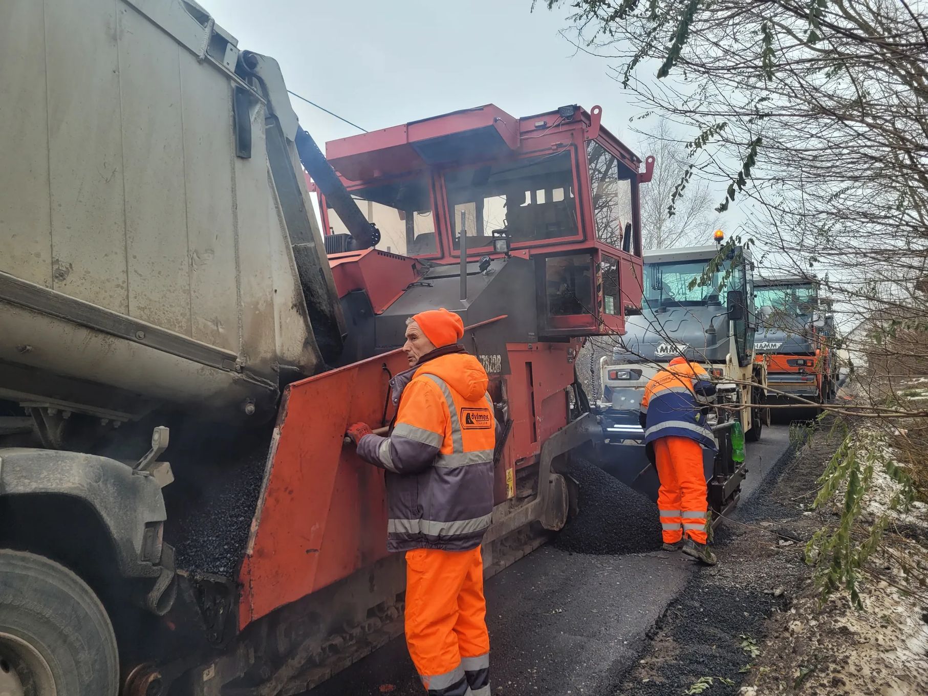 Volvo ABG TITAN 7820 B  Rozściełacz Asfaltu Gąsienicowy, Kabina Przesuwna, Bardzo Dobry Stan