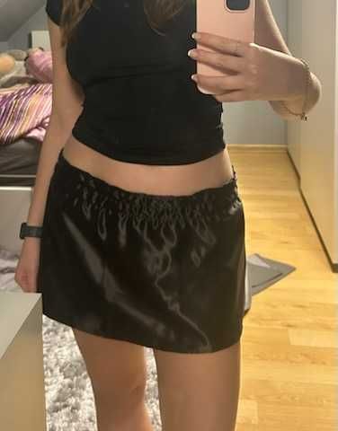 Czarna mini spódniczka - satyna