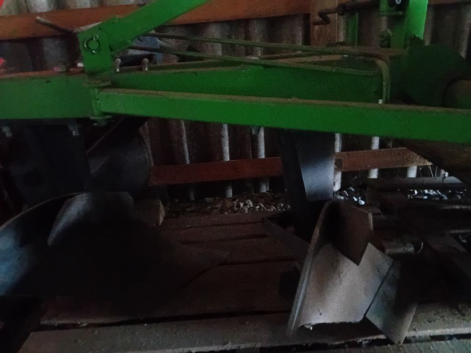 Плуг Бомет , 2-25 , в ідеальному стані ,напрацювання 1 га