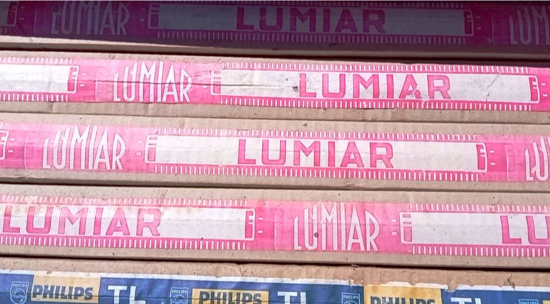 Cinco lâmpadas fluorescentes da fábrica Lumiar