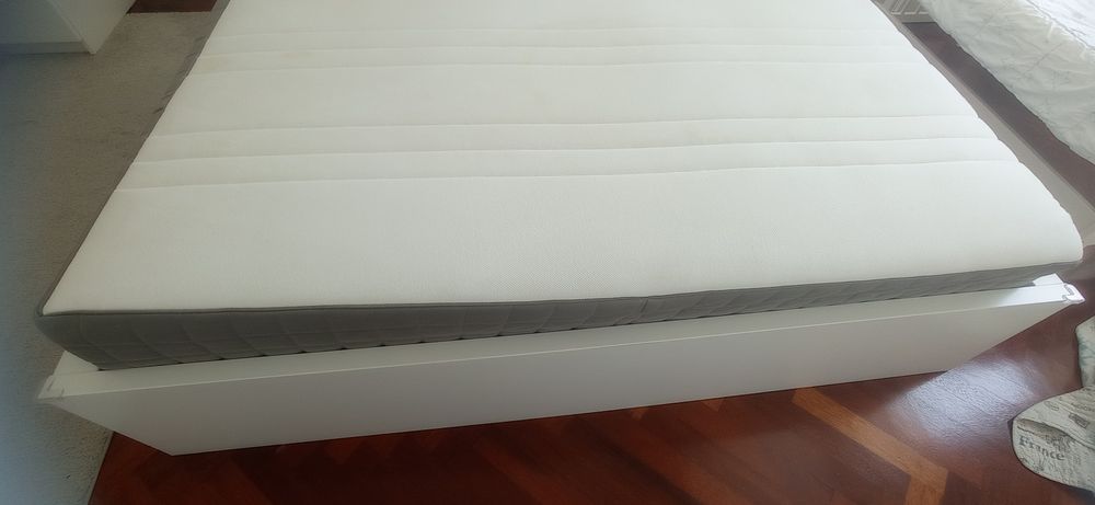 Cama Malm com gavetas de arrumação e colchão IKEA