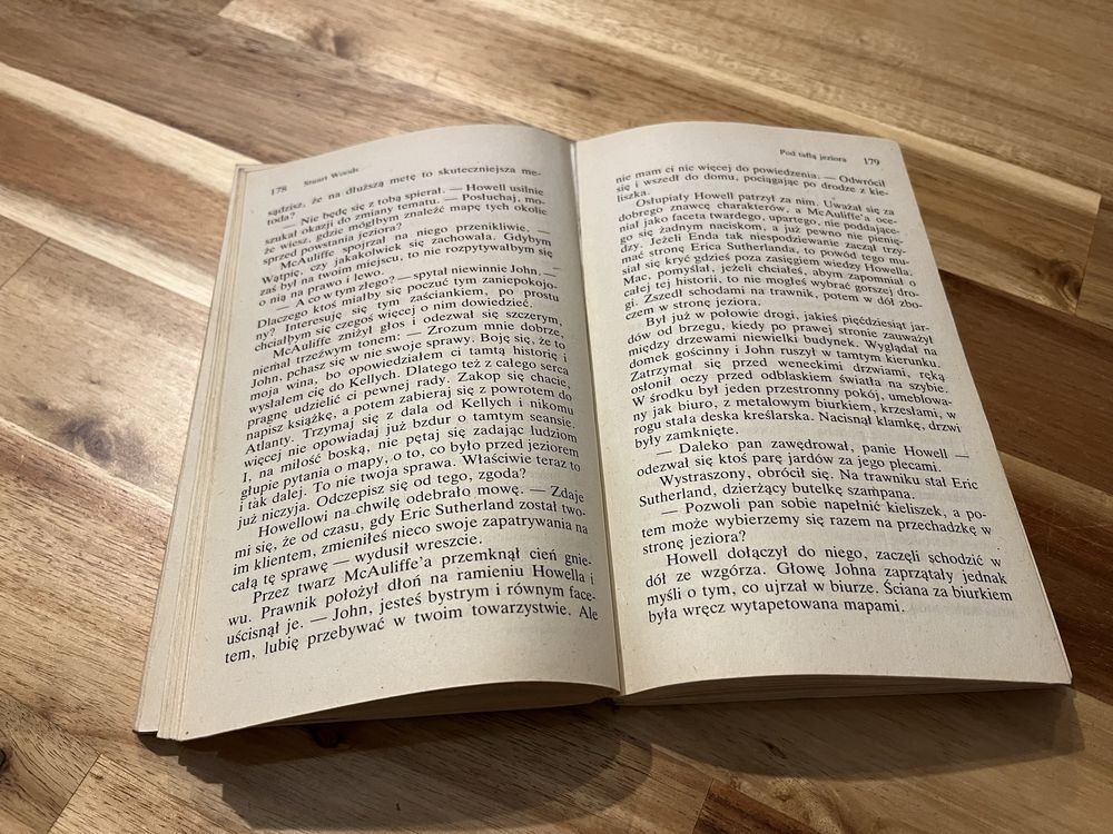 Pod taflą jeziora Stuart Woods