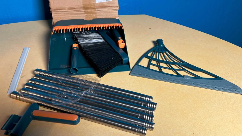 Miotła szczotka zmiotka na drążku z szufelką , zbierakiem na wodę