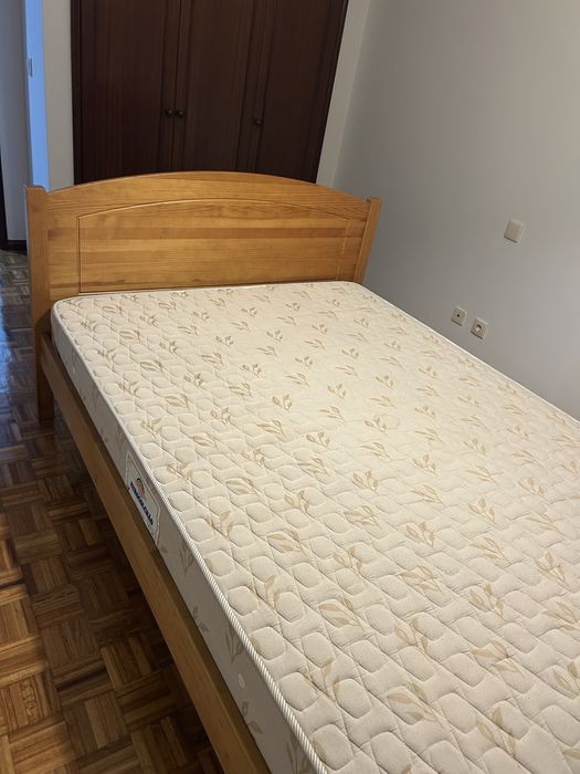 Cama de casal em madeira
