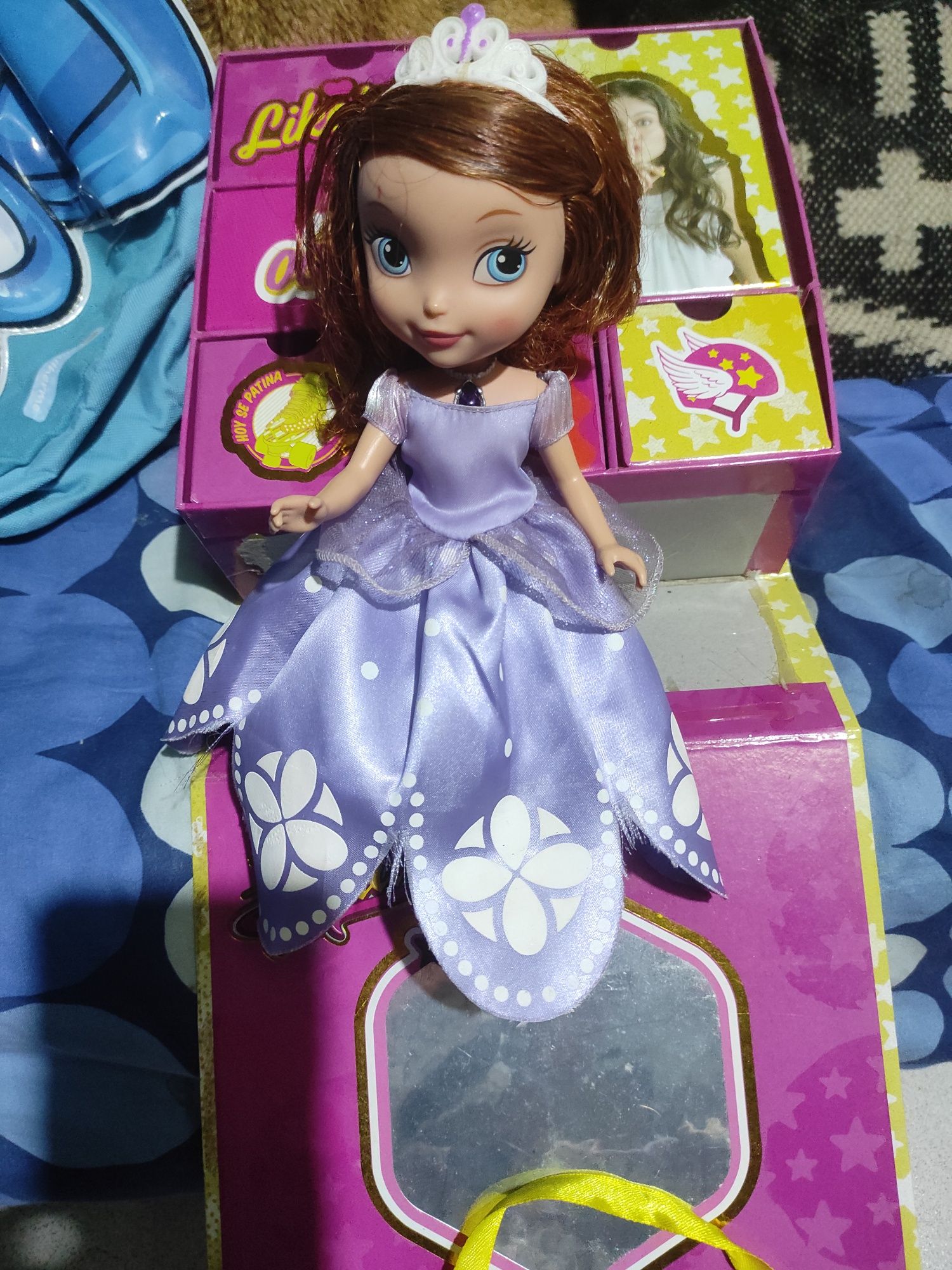 Boneca que fala carregando no colar
