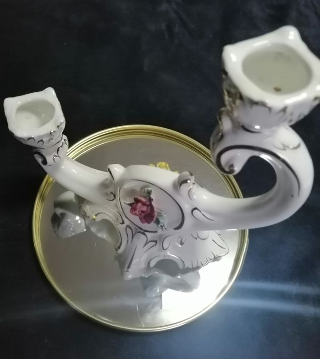 Candelabro em faiança Alcobaça numerado por baixo.