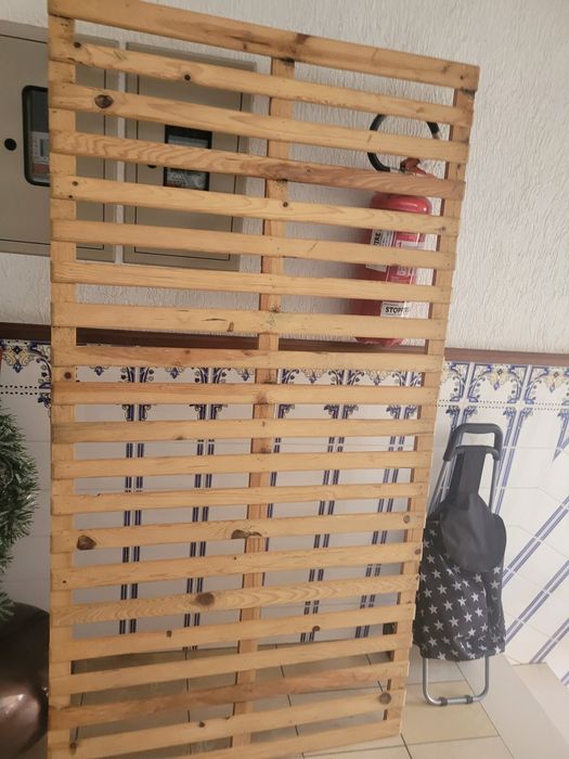 Estrado de cama de solteiro  e carrinho de compras