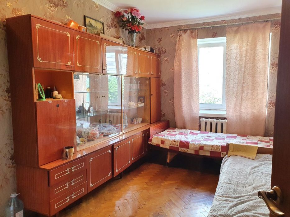 Здається місце у кімнаті, у районі 12-школи.