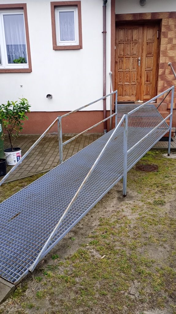 Podjazd, rampa, pochylnia dla niepełnosprawnych