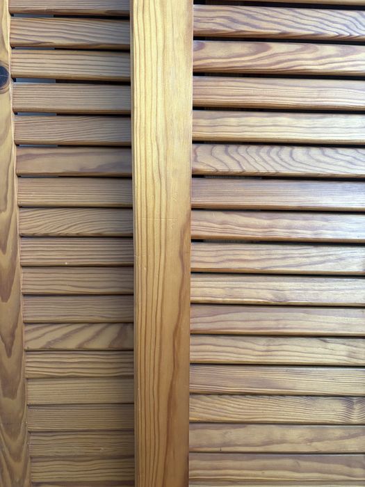 Portas ripadas de roupeiro em madeira maciça