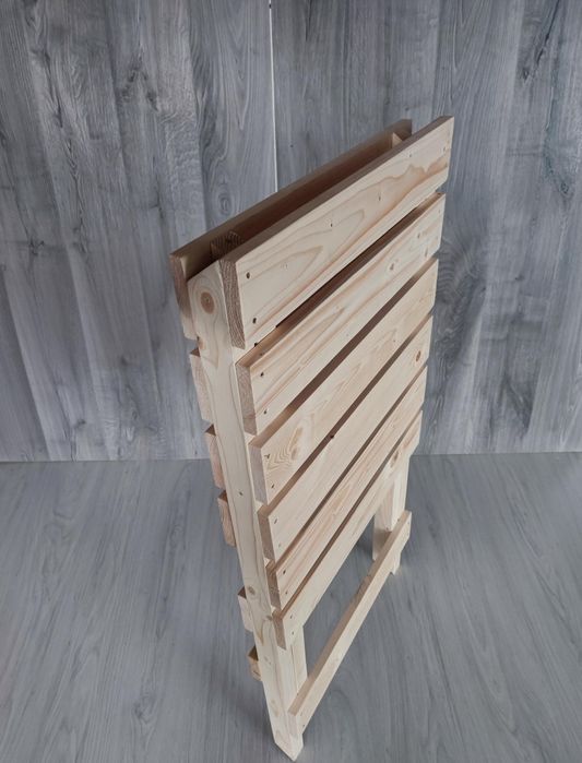 Drewniany leżak ogrodowy