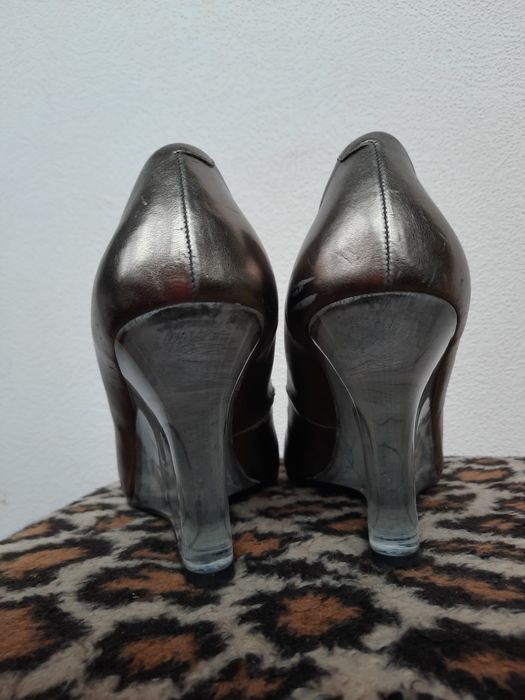 Стилтні туфлі з відкритим носком на прозорому каблуці скала