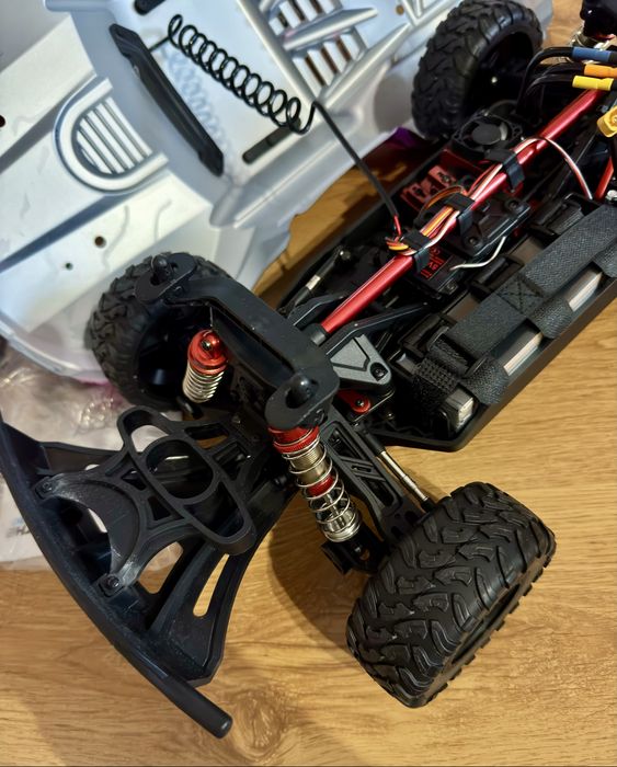 Model RC JJRC C8826 Short Course 1:10 4x4 –RTR, bateria, pilot, led