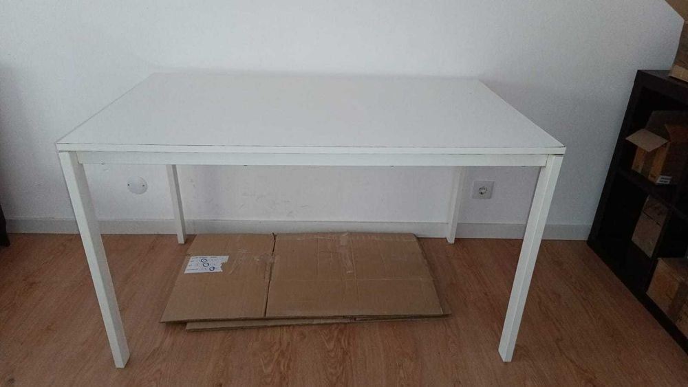 Mesa branca do Ikea