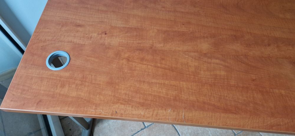 Biurko biurowe z otworami