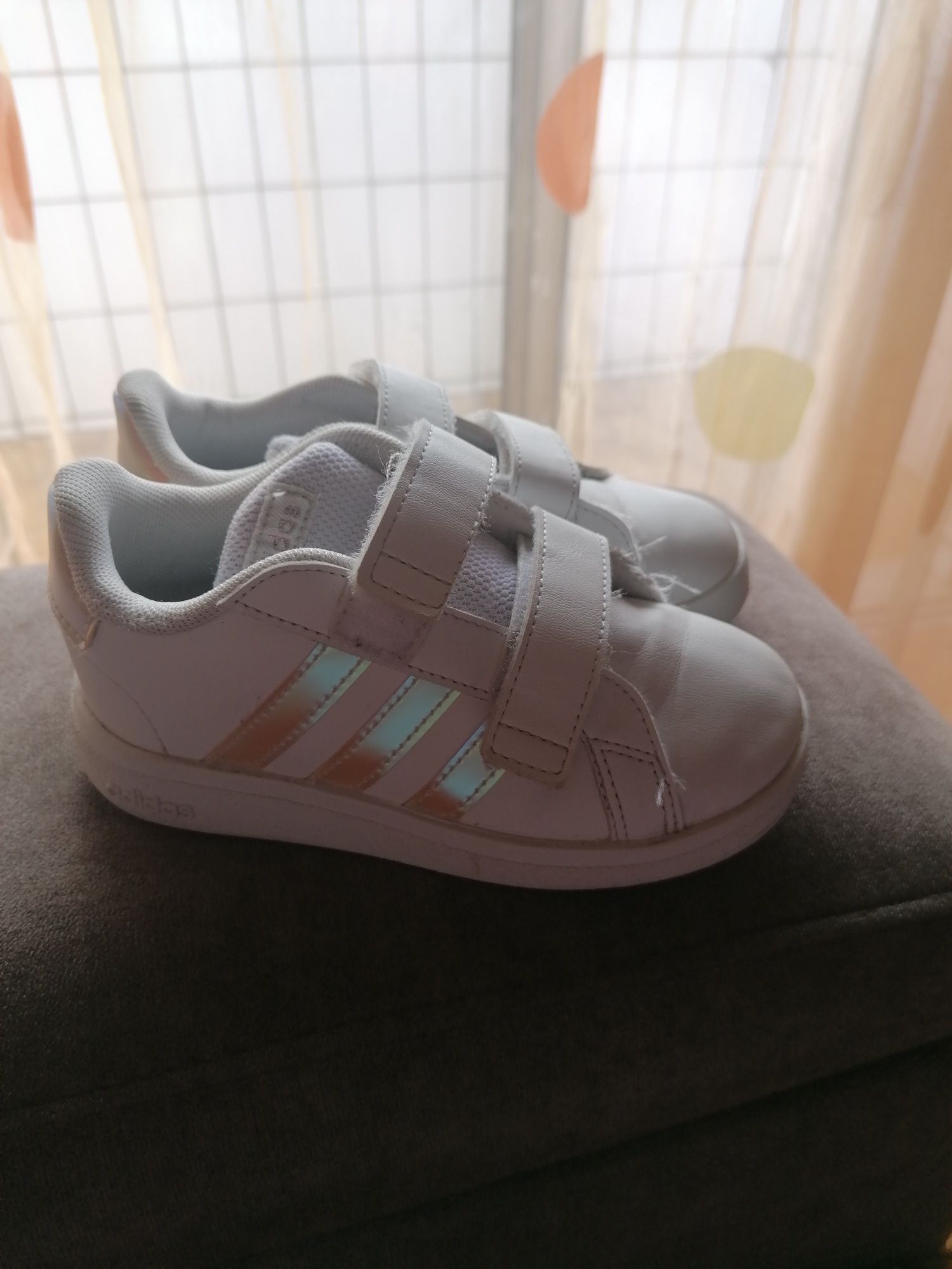 Sapatilha adidas branca