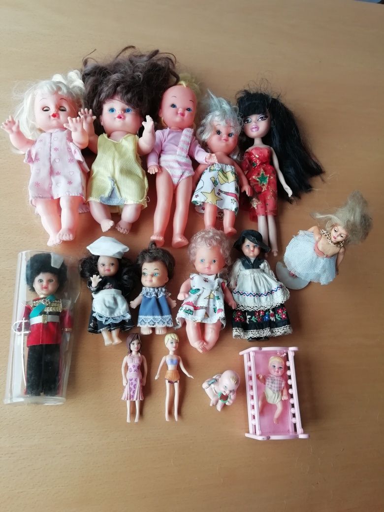 Conjunto de pequenas bonecas.