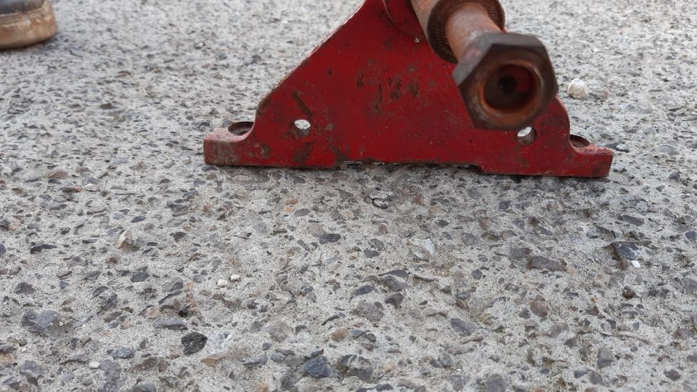 Uchwyt podsiewacza wałek International 321, 431, 851, 861, inne