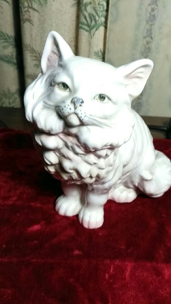 Статуэтка "Белый кот" (кошка) с зелёными глазами.