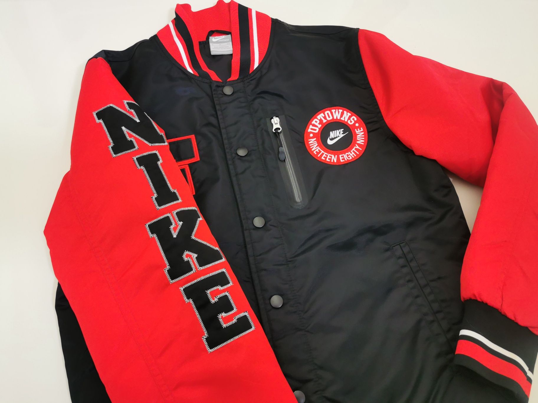 Nowa czarna czerwona kurtka Nike Force S bejsbolówka unikat retro