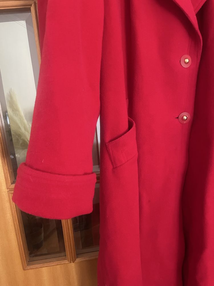 Casaco comprido vermelho