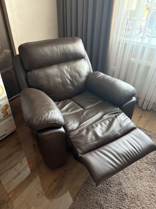 Продам шкіряний розкладний диван з кріслом.