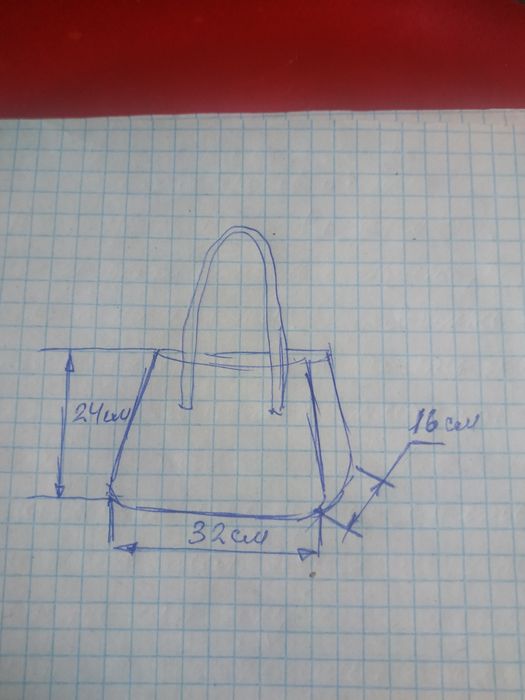 Женская сумка с оригинальными ручками.