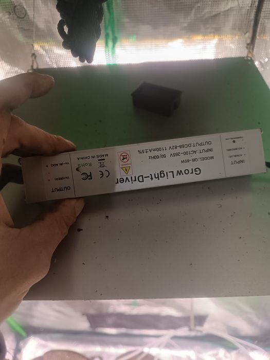 Vendo estufa completa 
Ainda tenho a caixa .
Com lâmpada d