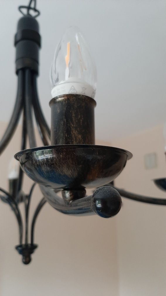 Zyrandol  lampa wiszaca Luca na lancuchu  swiece 6szt jak nowy. Z tej