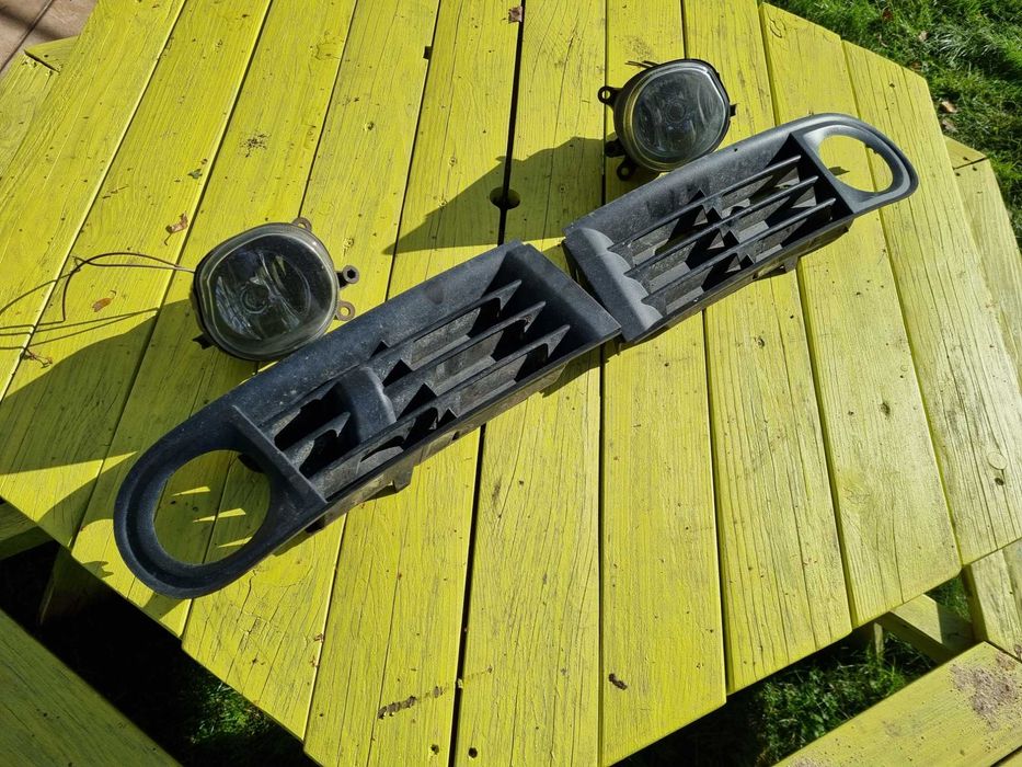 AUDI A3 8L lift (00-03)- HALOGENY zderzaka  przedniego wraz z KRATKAMI