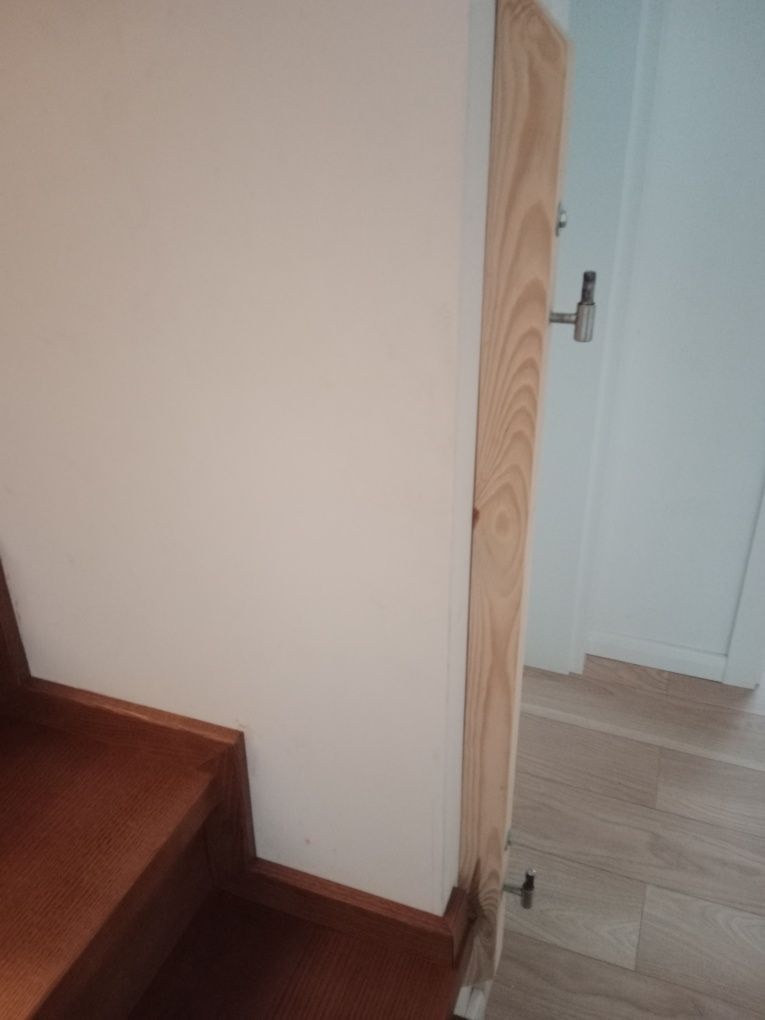 Solidna bramka zabezpieczająca na schody