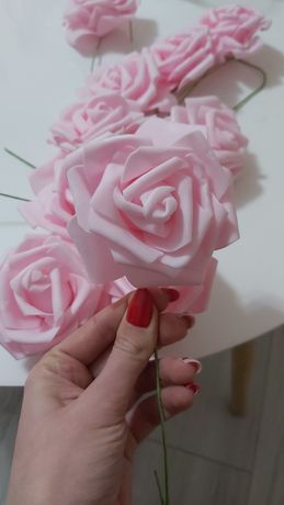 Róże piankowe 8 cm na druciku kolor pudrowy róż  10 sztuk