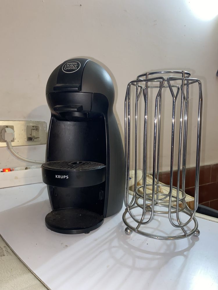 Máquina de Café Dolce Gusto + Suporte para capsulas
