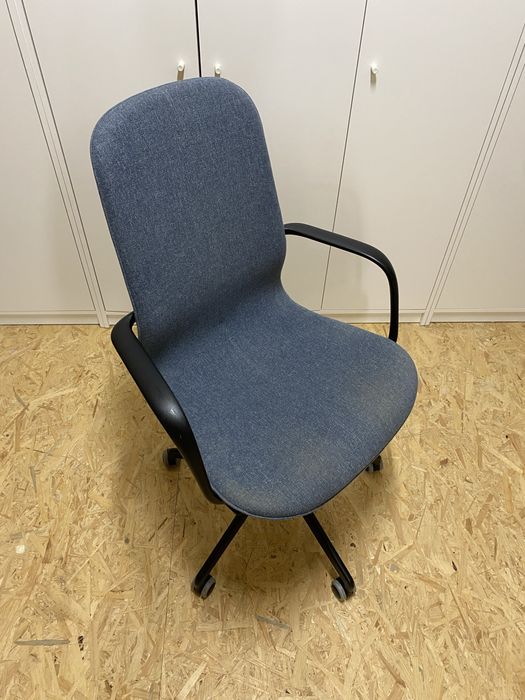 IKEA LÅNGFJÄLL - Krzesło biurowe z podłokietnikami, kolor granatowy